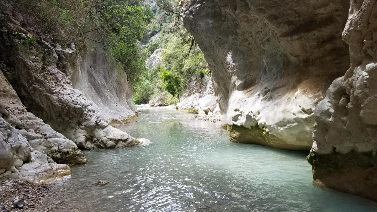 Готель La Fontaine Au Loup Saint-Maurice-sur-Eygues Екстер'єр фото